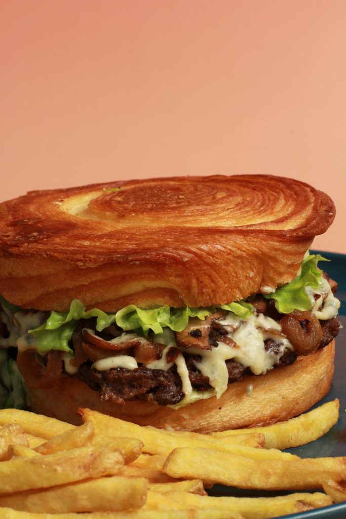 Burger fait maison dans le menu brunch box